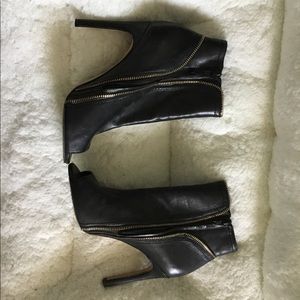 VINCE CAMUTO BOOTIES